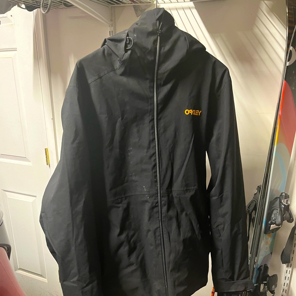 Men’s Oakley Ski Jacket and Bibs pants size small used one season